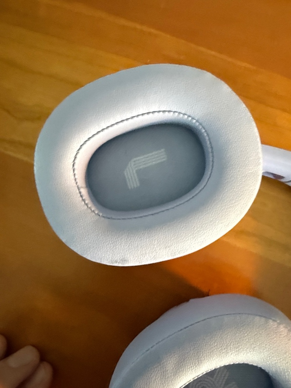 JBL Light Lavender Over-Ear Wireless Headphones - Picture 5 of 6